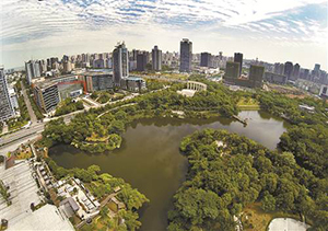 關(guān)于這次兩江新區(qū)管理體制的調(diào)整，黃奇帆說，要用好用足用活國家級(jí)新區(qū)、保稅港區(qū)、水陸空國家級(jí)樞紐、中新（重慶）戰(zhàn)略性互聯(lián)互通示范項(xiàng)目等方面的政策優(yōu)勢，充分發(fā)揮對外開放、深化改革、創(chuàng)新創(chuàng)造、戰(zhàn)略性新興產(chǎn)業(yè)發(fā)展、新型服務(wù)貿(mào)易“五個(gè)主戰(zhàn)場”的重要作用。